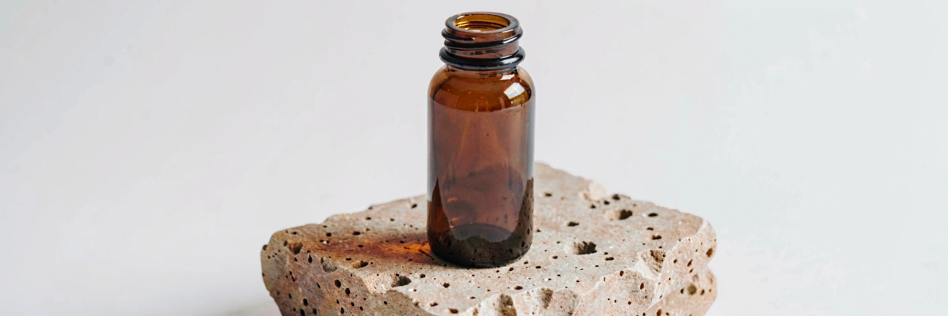 Naturlig ansiktsolja i bärnstensglas